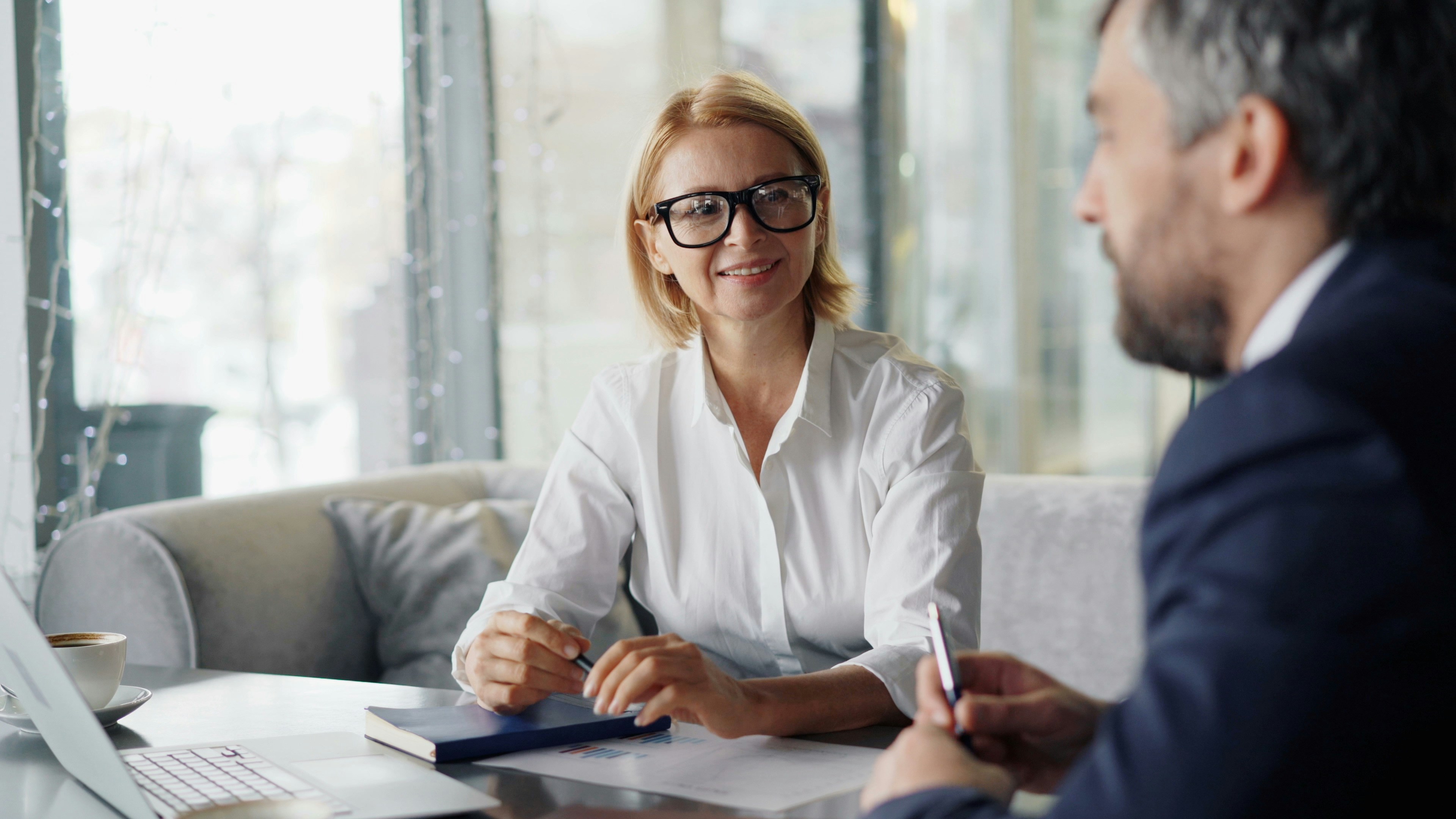 Consultante RH en entretien avec un collaborateur