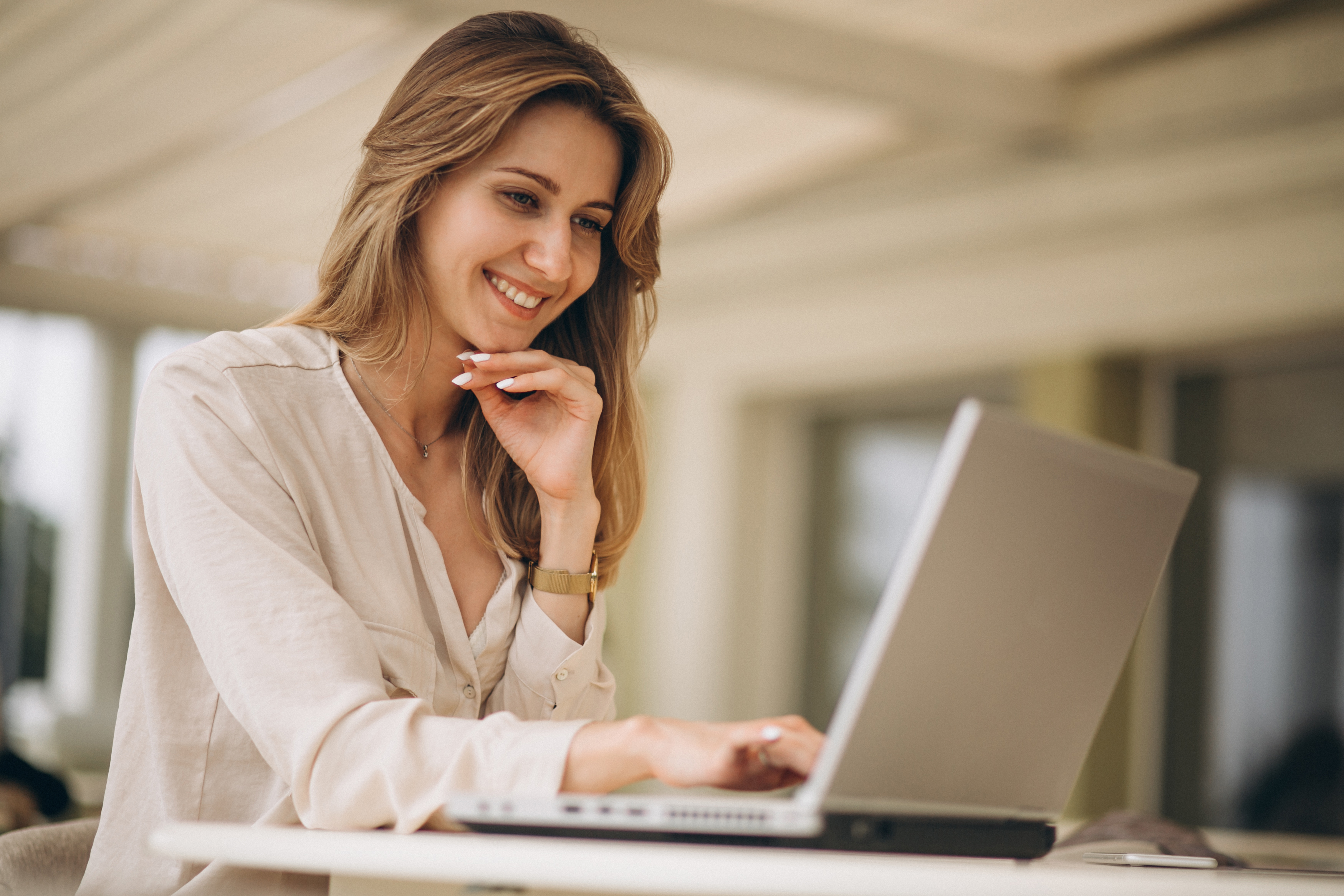 Consultante souriante travaillant sur son ordinateur portable